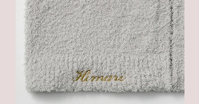 【マールマール】名前刺繍入りフードブランケット、名前入れの様子
